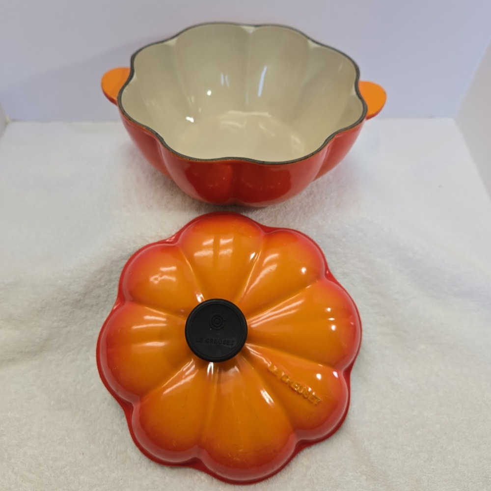 Vtg LE CREUSET Orange Cast Iron Enamel Dutch Oven Pumpkin 2QT 1.9L Cocotte EUC! - Picture 3 of 16